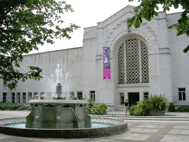 Fountain_and_entrance_to_Central_Library_and_Art_Gallery,_Southampton_Civic_Centre_-_geograph.org.uk_-_25185
